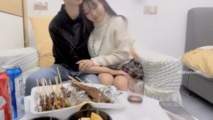 【探花品茶】風情萬種的良家人妻，極品難遇狂喷水，濕了沙發濕了床