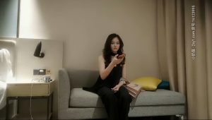 【探花精選】 约了個黑裙少婦，穿上情趣裝沙發上騎坐後入猛操