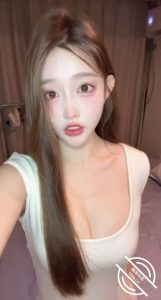 背着家里人和上大学的表妹 周芷依 在卫生间口交摸逼 扶墙后入爆操浪叫不断